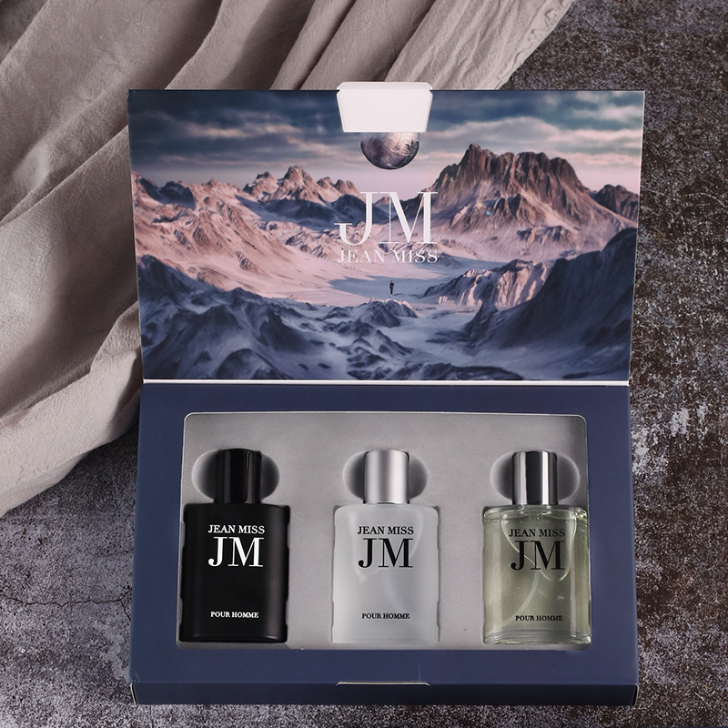 Perfume The Fragrance - 男性用オードトワレコロンギフトセット3個、エンボス加工のスクエアボトル、ウッディアクアティックマスキュリナスフレグランスサンプラーキット、黒赤青のマルチカラー香水スプレー、デートや旅行に最適なブルースケーナリーフリップギフトボックス、夫やボーイフレンドへのギフト